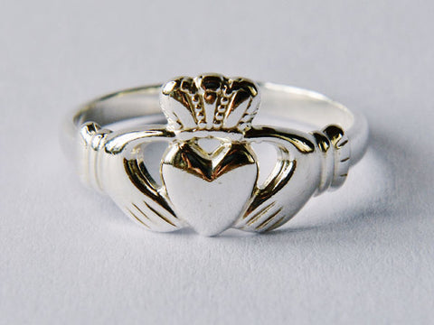 Ladies Claddagh Ring Only €20 with Free Shipping (silver)