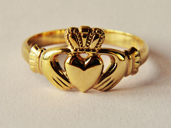A ladies 10 ct yellow gold Claddagh ring.
